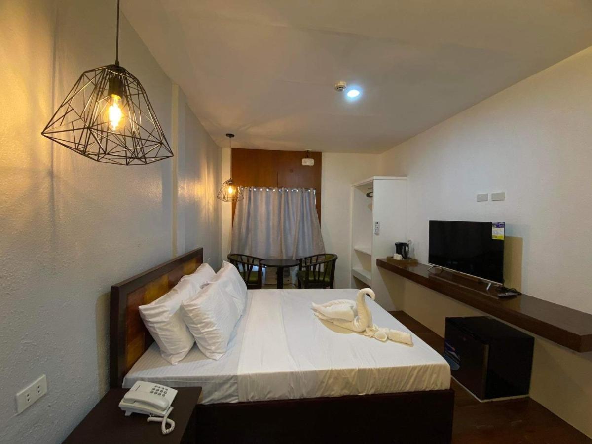 Dumaguete Seafront Hotel ドゥマゲティ エクステリア 写真